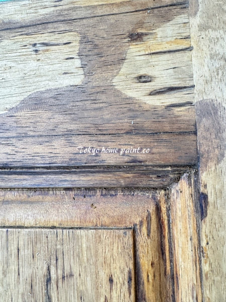 油染み除去作業を行った木製玄関ドア