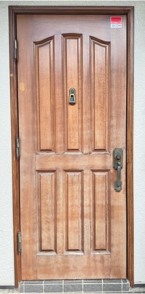 再塗装前の木製玄関ドアの劣化状態