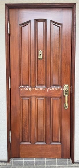 再塗装後の美しく仕上がった木製玄関ドア