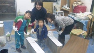 東京ホームペイントの作業所でお客様と行うDIY塗装体験