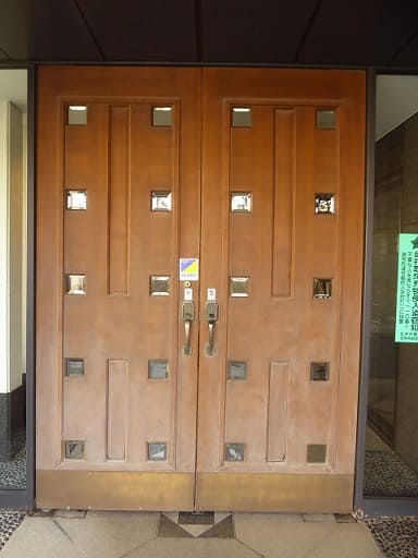 マンションの木製玄関ドア再塗装.1