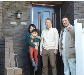 中野区の木製玄関ドア再塗装後、お客様と記念撮影
