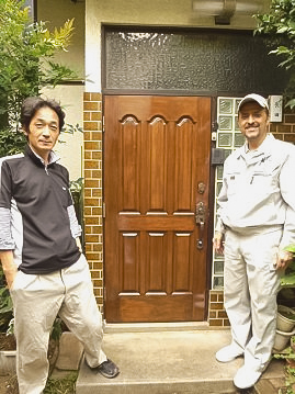 中野区のDIY塗装されたヤマハ製玄関ドアを再塗装した後、お客様と記念撮影