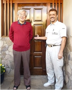西東京市ひばりが丘のヤマハ製玄関ドア再塗装後、お客様と記念撮影