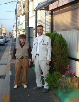 西東京市ひばりが丘で外壁塗装や玄関ドア塗装をご依頼くださったお客様と記念撮影