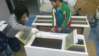 お客様にボードへの塗装方法を説明するDIY塗装教室