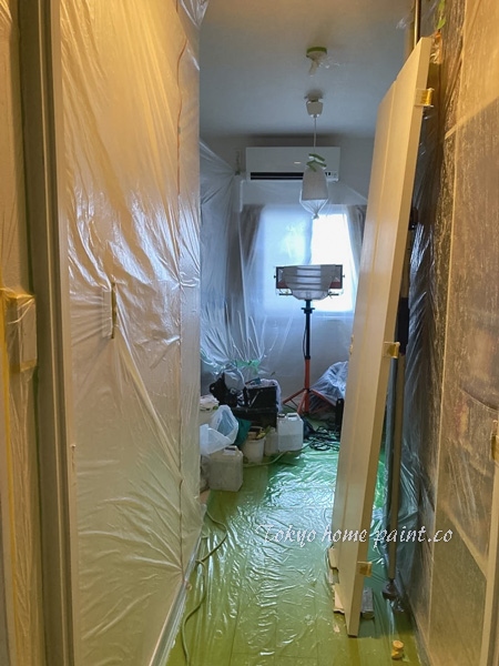 室内ドア枠塗装施工中