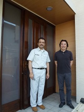 杉並区のオーダーメイド木製玄関ドア再塗装後、お客様と記念撮影