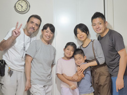 室内建具のお客様と記念撮影