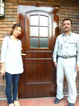 浦安市のスウェーデンドア再塗装後、お客様と記念撮影