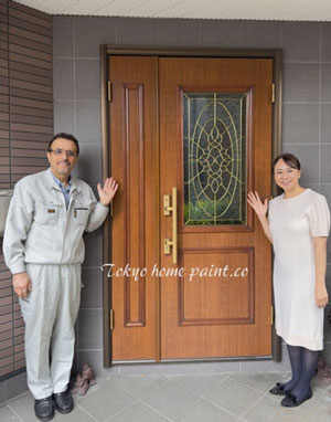 木製玄関ドア塗装・新宿区｜お客様と記念撮影