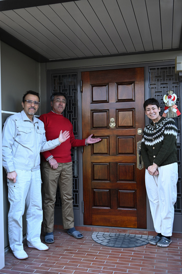 さいたま市大宮のヤマハ製玄関ドア両面再塗装後、お客様と記念撮影